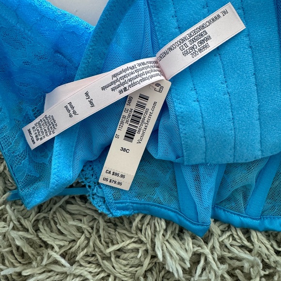 Victoria’s Secret bra NWT - Picture 3 of 3